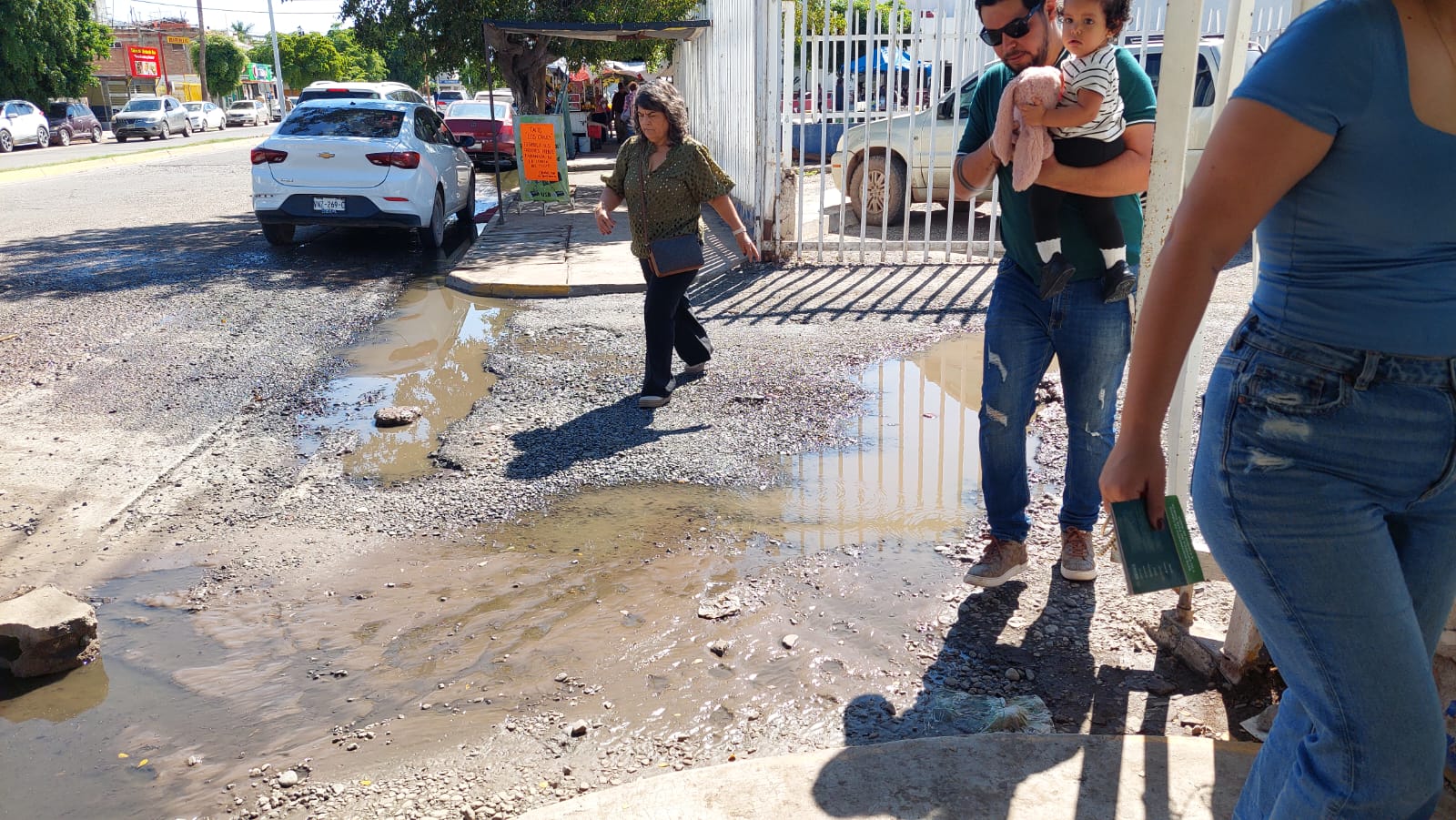 encharcamiento de aguas negras en calles de Los Mochis