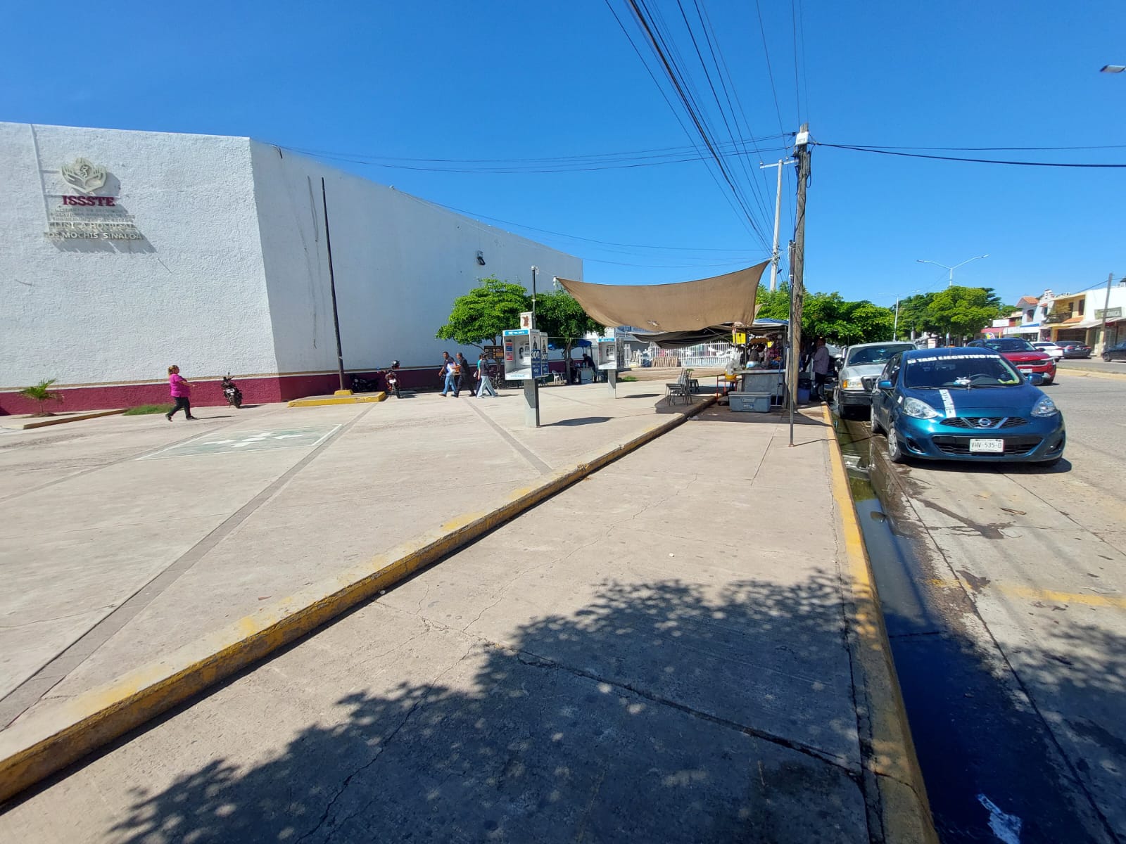 encharcamiento de aguas negras en calles de Los Mochis
