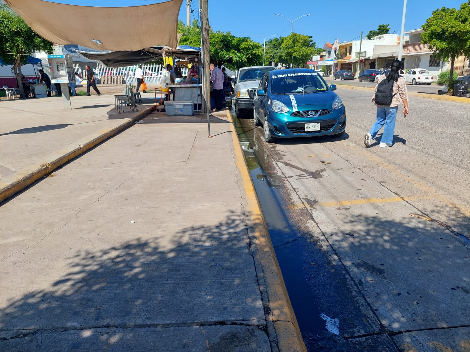 encharcamiento de aguas negras en calles de Los Mochis