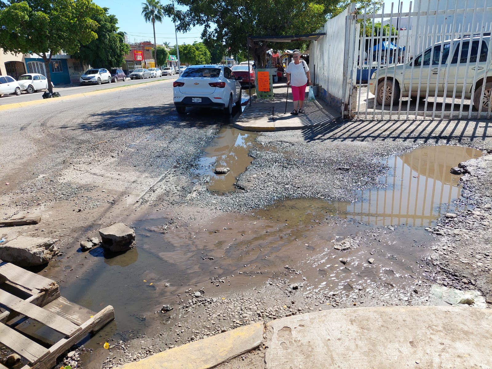encharcamiento de aguas negras en calles de Los Mochis