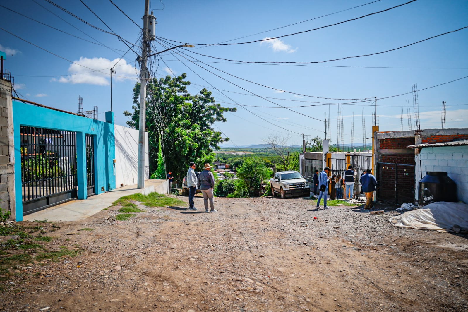 Alcalde de Culiacán entrega escrituras en la colonia Bicentenario