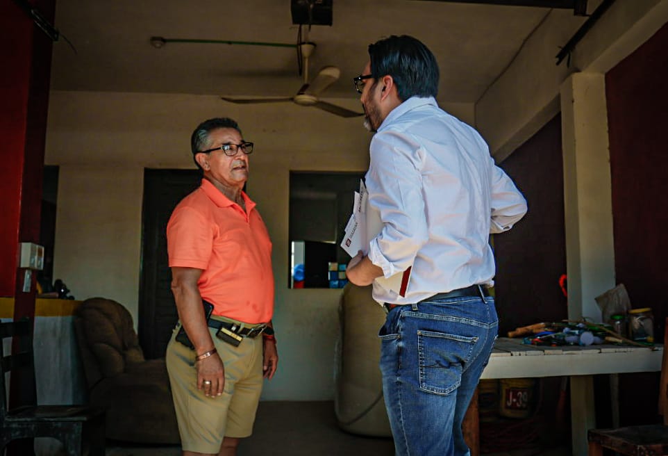 Alcalde de Culiacán entrega escrituras en la colonia Bicentenario