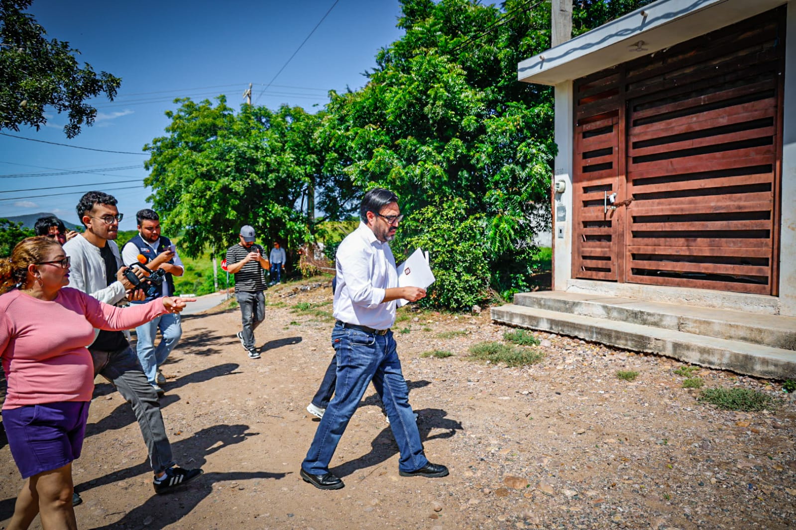Alcalde de Culiacán entrega escrituras en la colonia Bicentenario