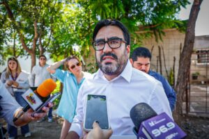 Alcalde de Culiacán entrega escrituras en la colonia Bicentenario