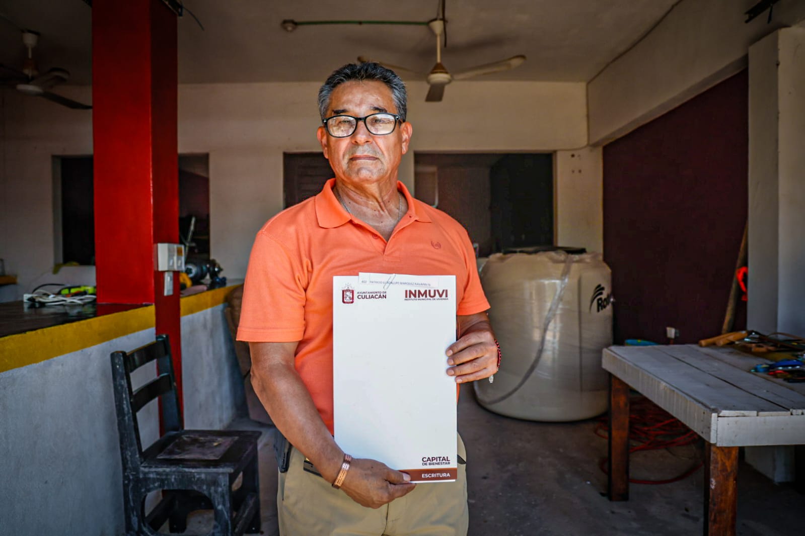 Alcalde de Culiacán entrega escrituras en la colonia Bicentenario
