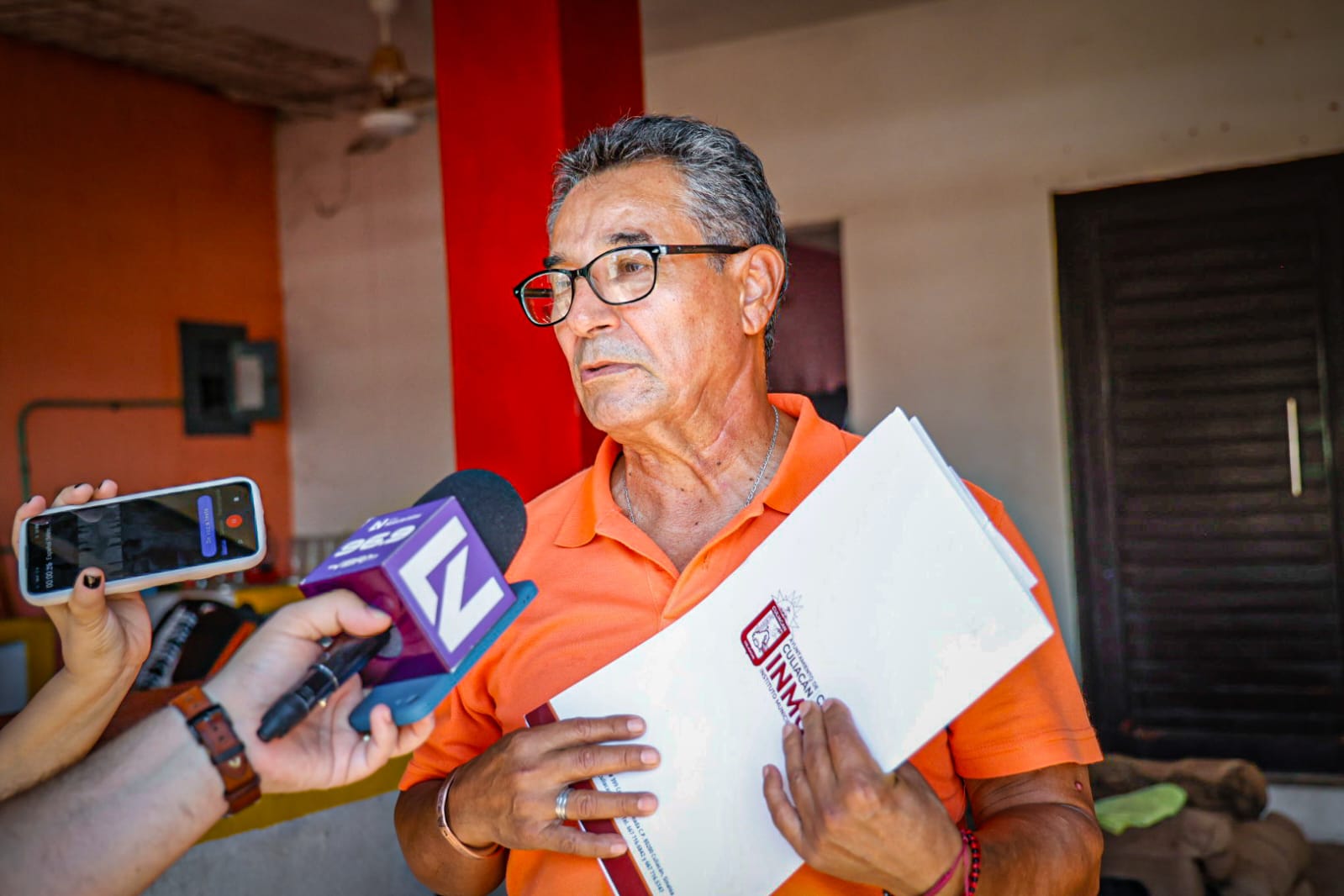 Alcalde de Culiacán entrega escrituras en la colonia Bicentenario