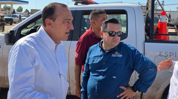 Acude alcalde de Ahome al sitio del incendio de pipas cargadas de diésel; esto informó