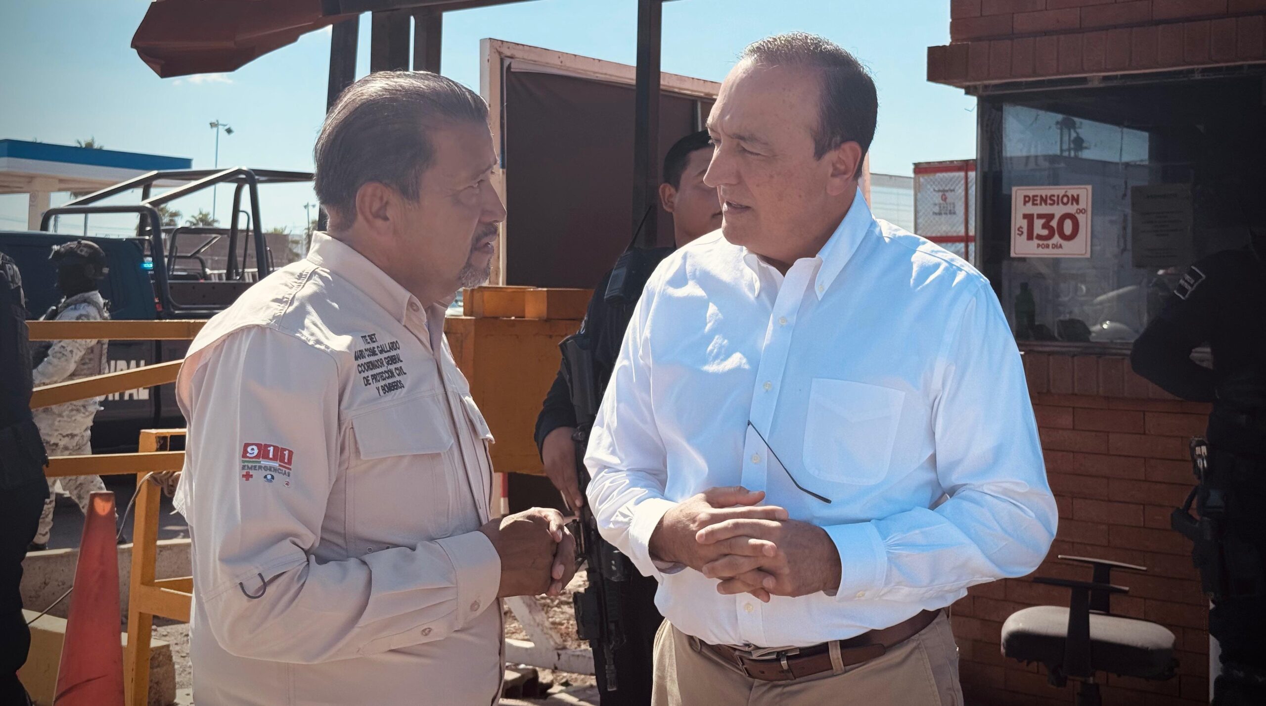 alcalde de ahome en el lugar del incendio de cuatro pipas con diesel lugar