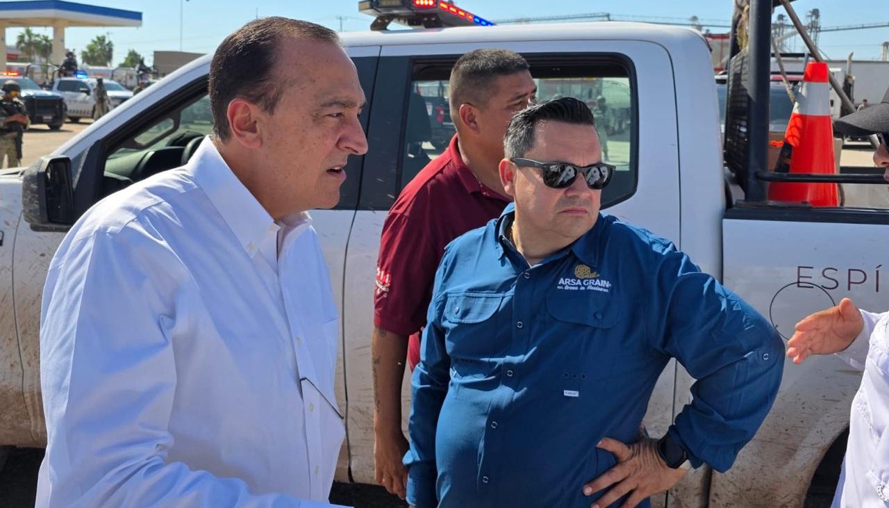 alcalde de ahome en el lugar del incendio de cuatro pipas con diesel