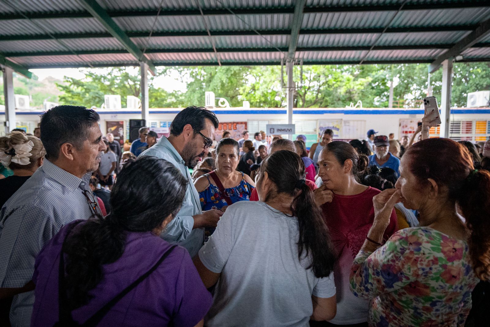 Alcalde de Culiacán dialoga con vecinos de la colonia 16 de Septiembre