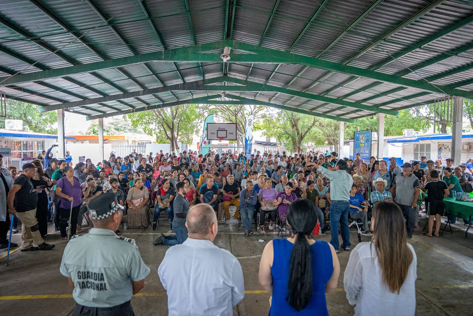Alcalde de Culiacán dialoga con vecinos de la colonia 16 de Septiembre