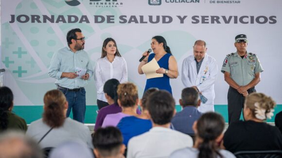 Alcalde Juan de Dios Gámez dialoga con familias de la colonia 16 de Septiembre de Culiacán, Sinaloa