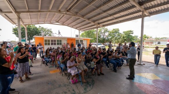Juan de Dios Gámez promete cancha de usos múltiples en Nuevo Rosarito, Culiacán