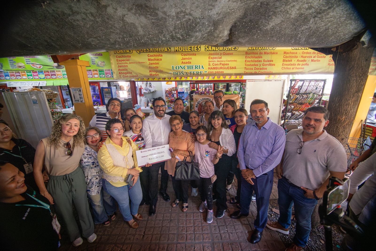 Gámez Mendívil entrega microcréditos a mujeres emprendedoras en el Culiacán, Sinaloa