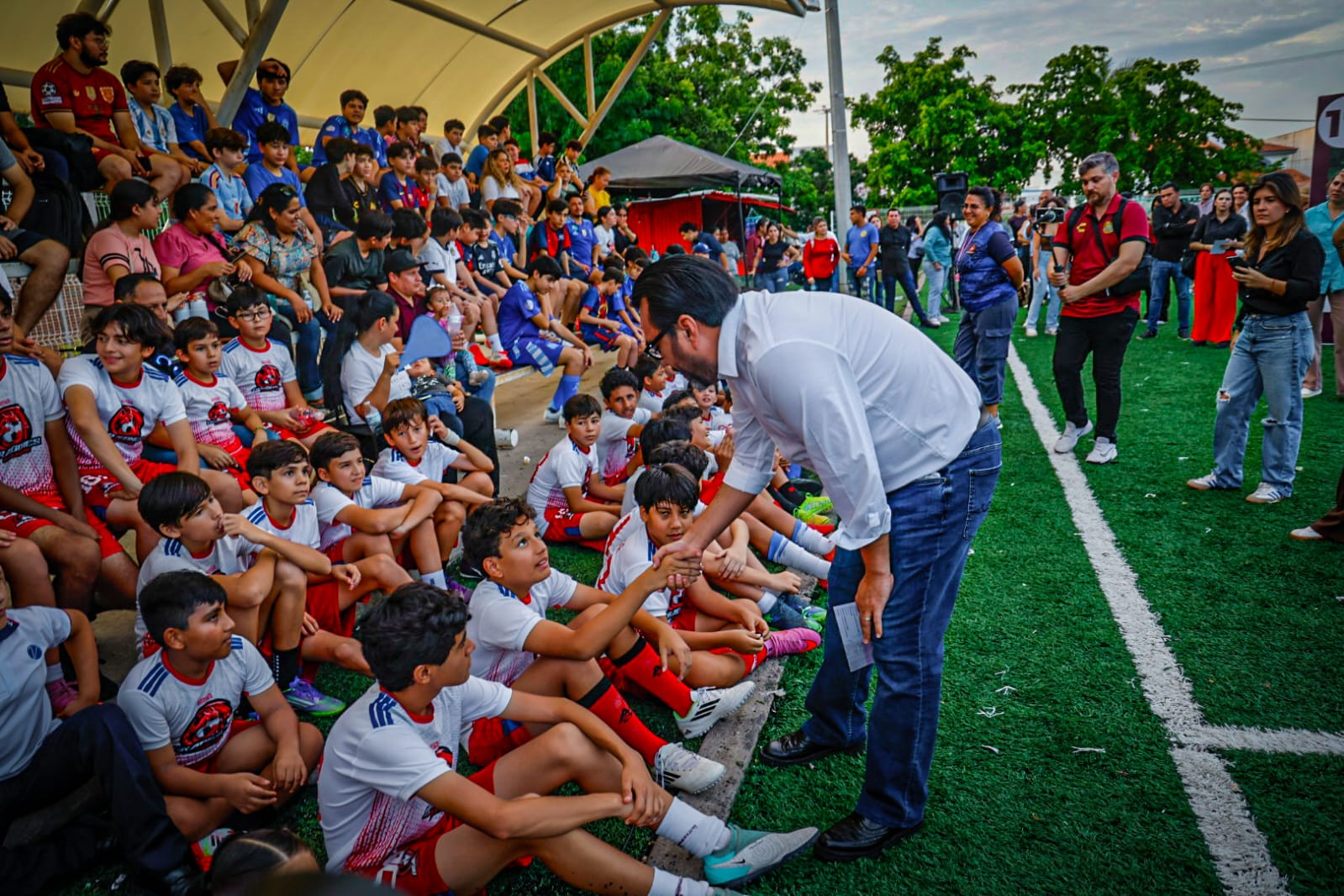 Entregan cancha rehabilitada en Villa Universidad en Culiacán