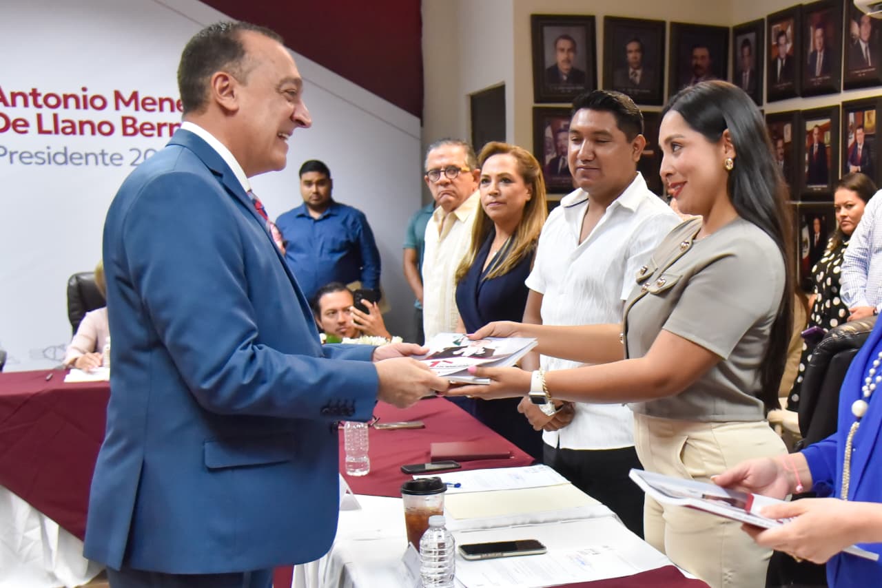 primer informe de Gobierno el alcalde Antonio Menéndez de Llano Bermúdez.