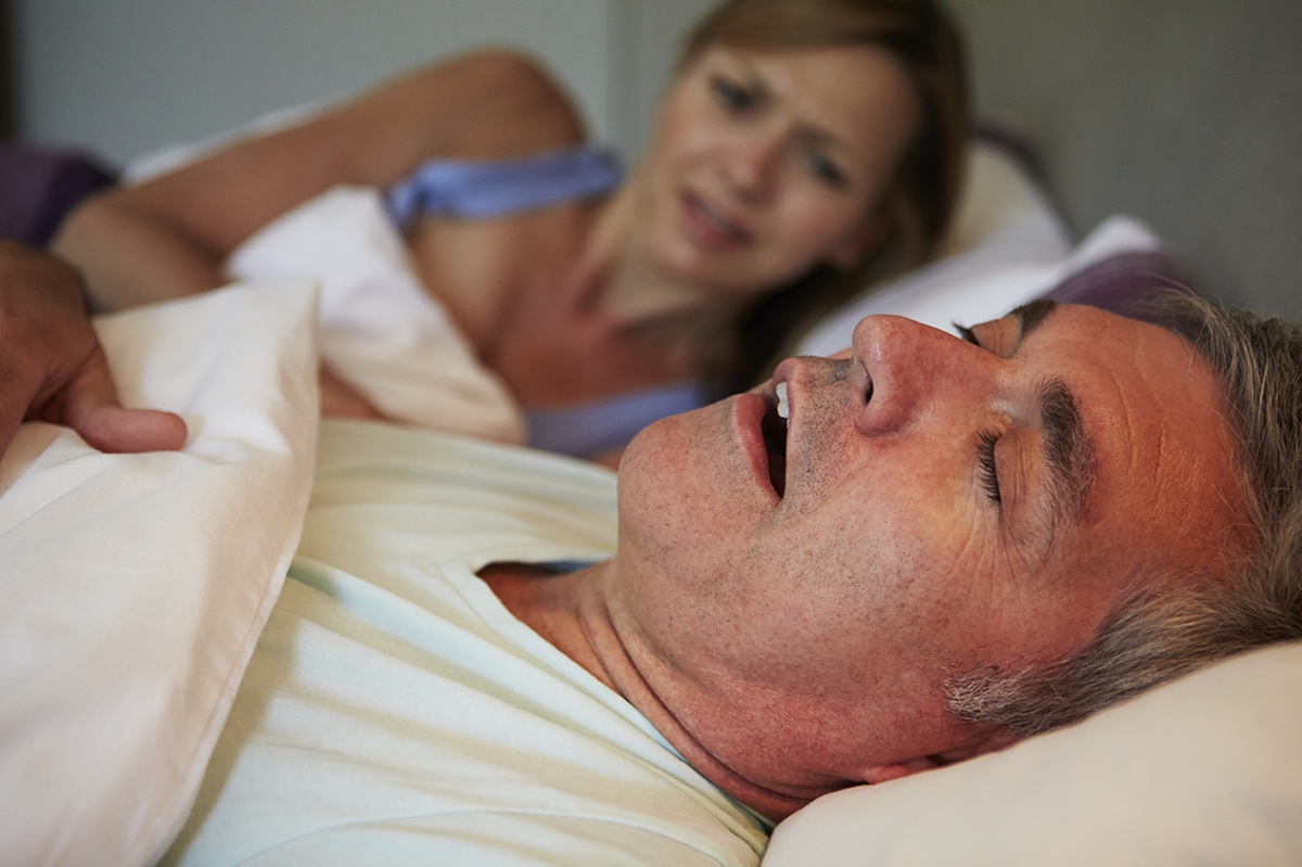 Apnea del Sueño. Hombre roncando