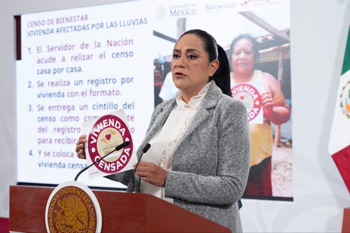 Ariadna Montiel con etiqueta del Censo por Lluvias