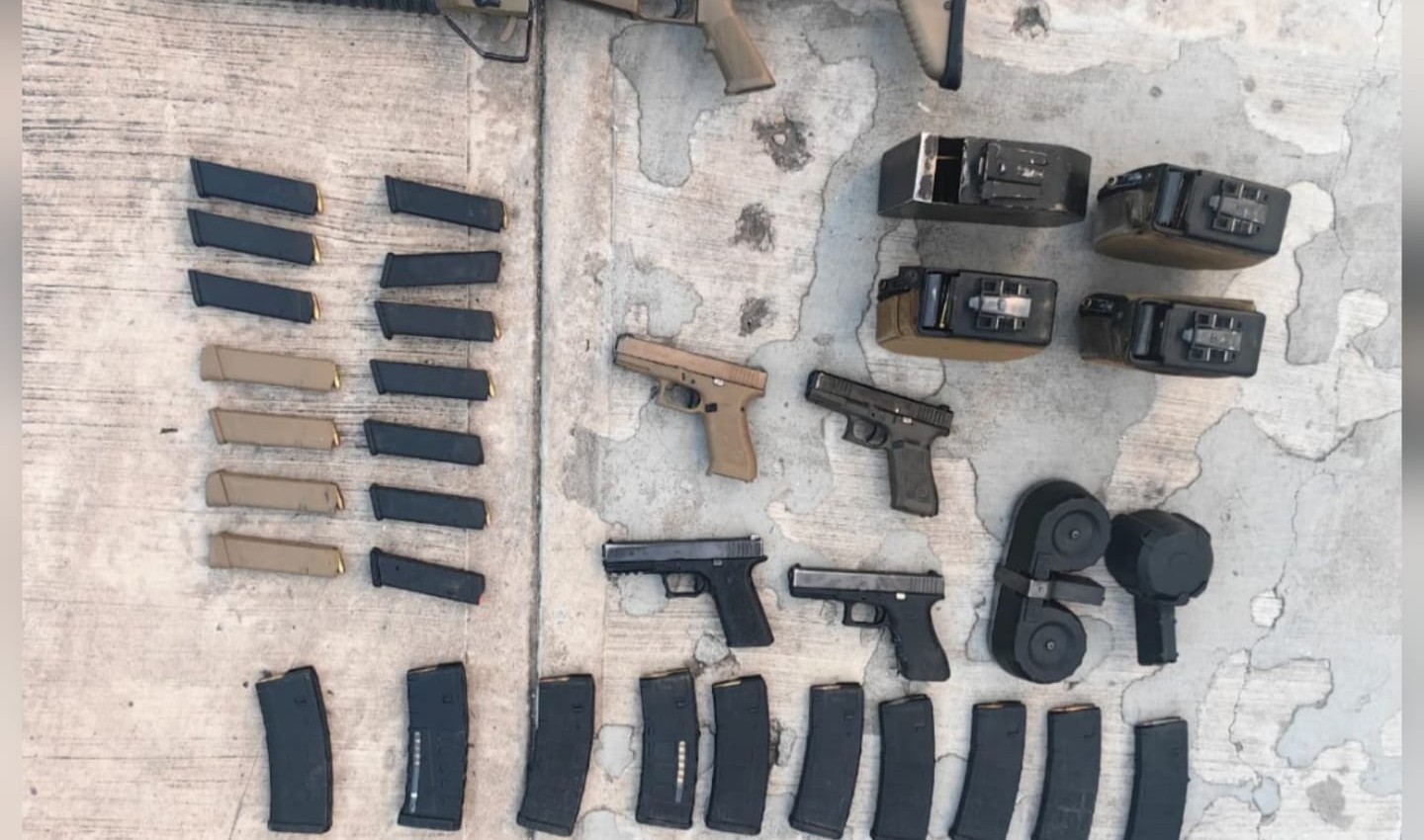 Armas decomisadas a los presuntos responsables del asesinato de dos tránsitos en Culiacán, Sin.