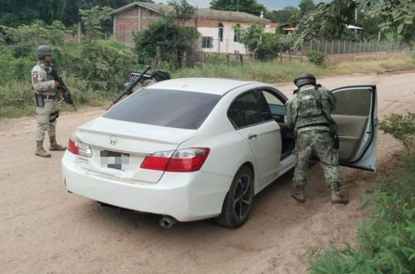 Aseguran vehículo con cargadores en Culiacán