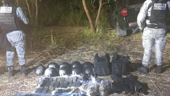 Aseguran armas largas, más de mil cartuchos y un auto robado, en Eldorado, Sinaloa