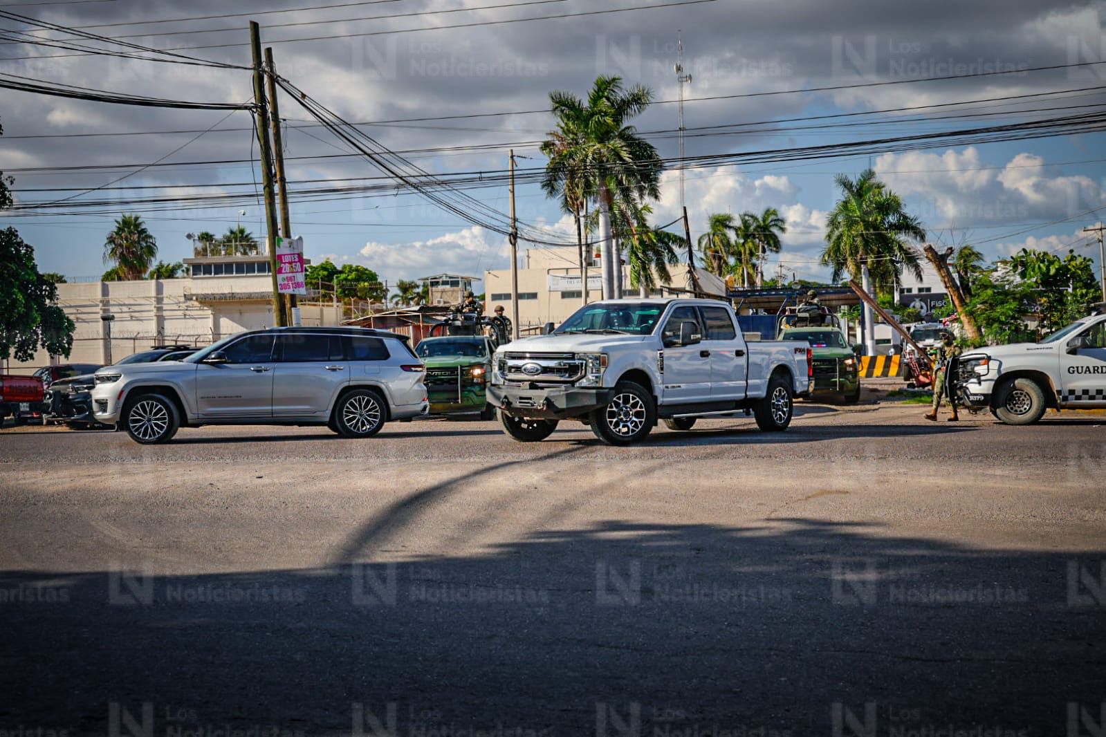 Aseguran armas largas, cortas y un explosivo en el penal Aguaruto, Culiacán tras riña