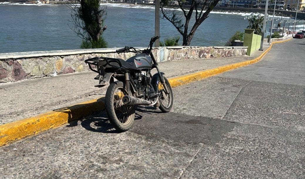 Aseguran moto robada en Mazatlán, Sinaloa