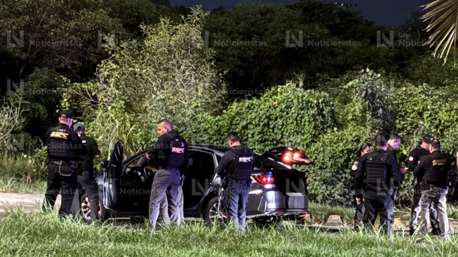 Aseguran vehículo tras persecución y disparos en el distribuidor vial del Infonavit Humaya, en Culiacán