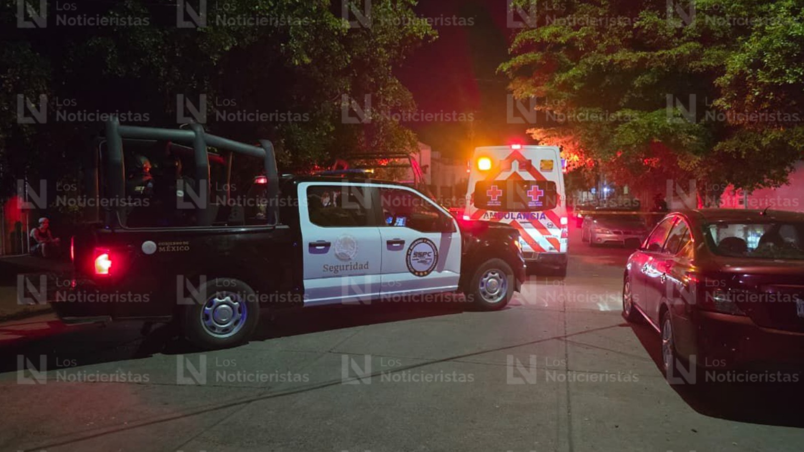 Elementos de la SSPC resguardan la escena del crimen en el Infonavit Solidaridad, en Culiacán
