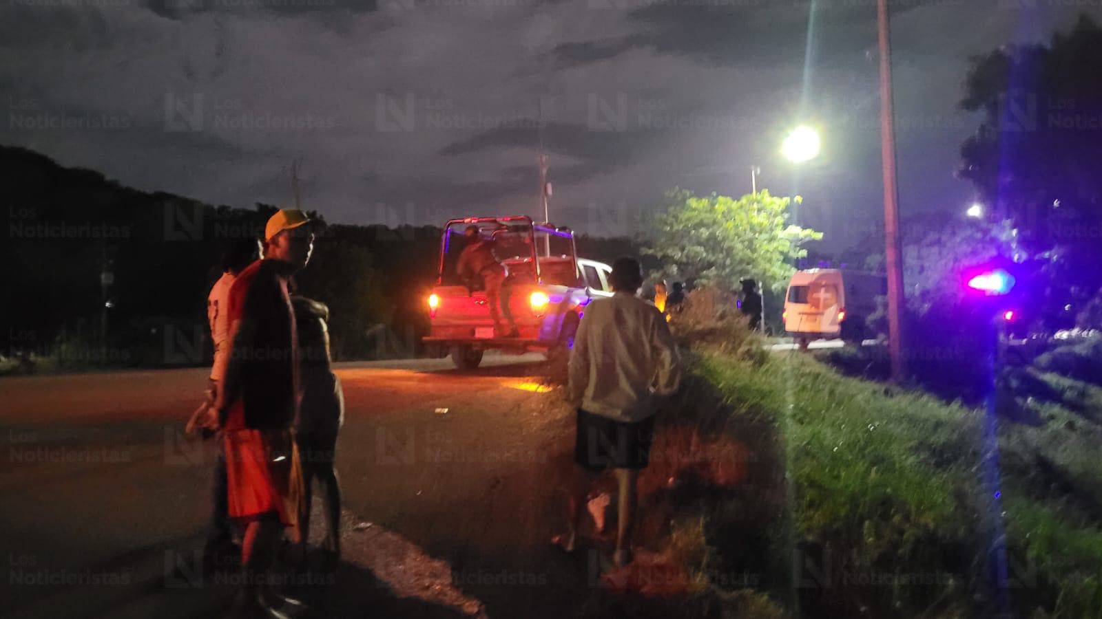 Policías resguardan el lugar donde un joven fue asesinado en Mazatlán