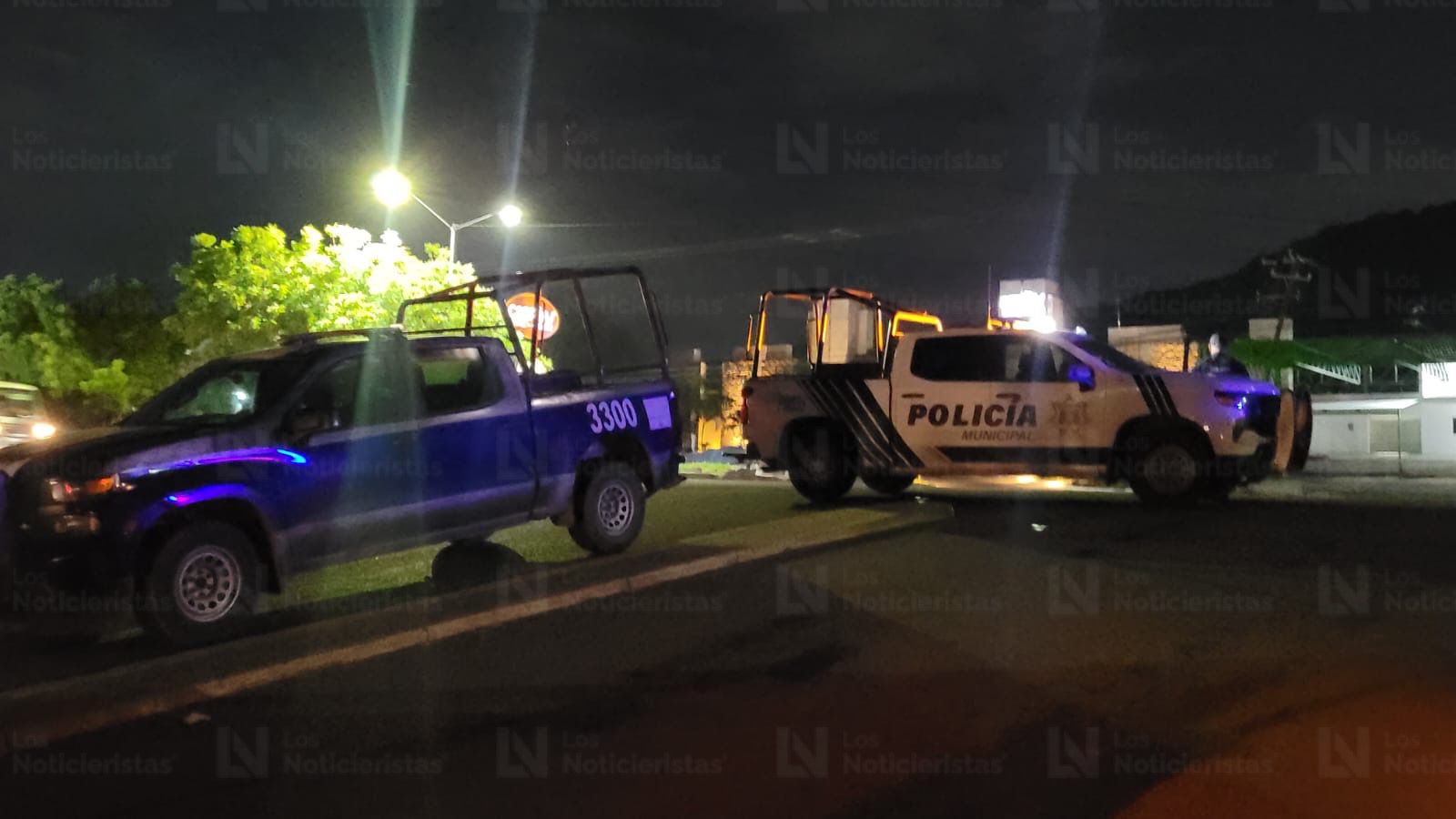 Policías resguardan el lugar donde un joven fue asesinado en Mazatlán