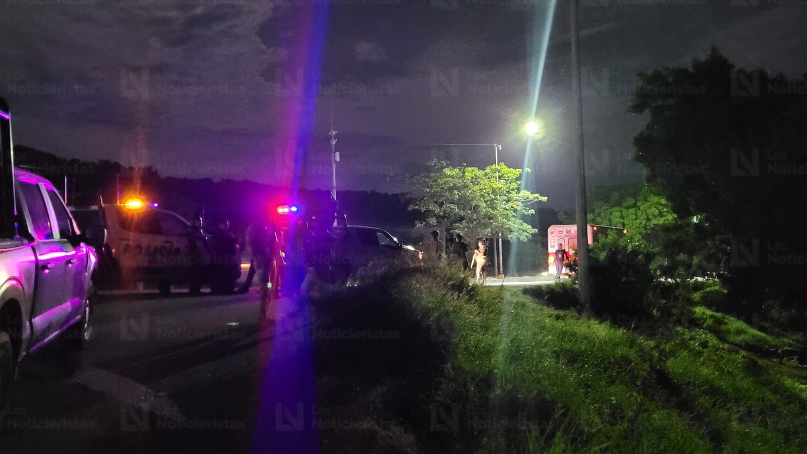 Policías resguardan el lugar donde un joven fue asesinado en Mazatlán