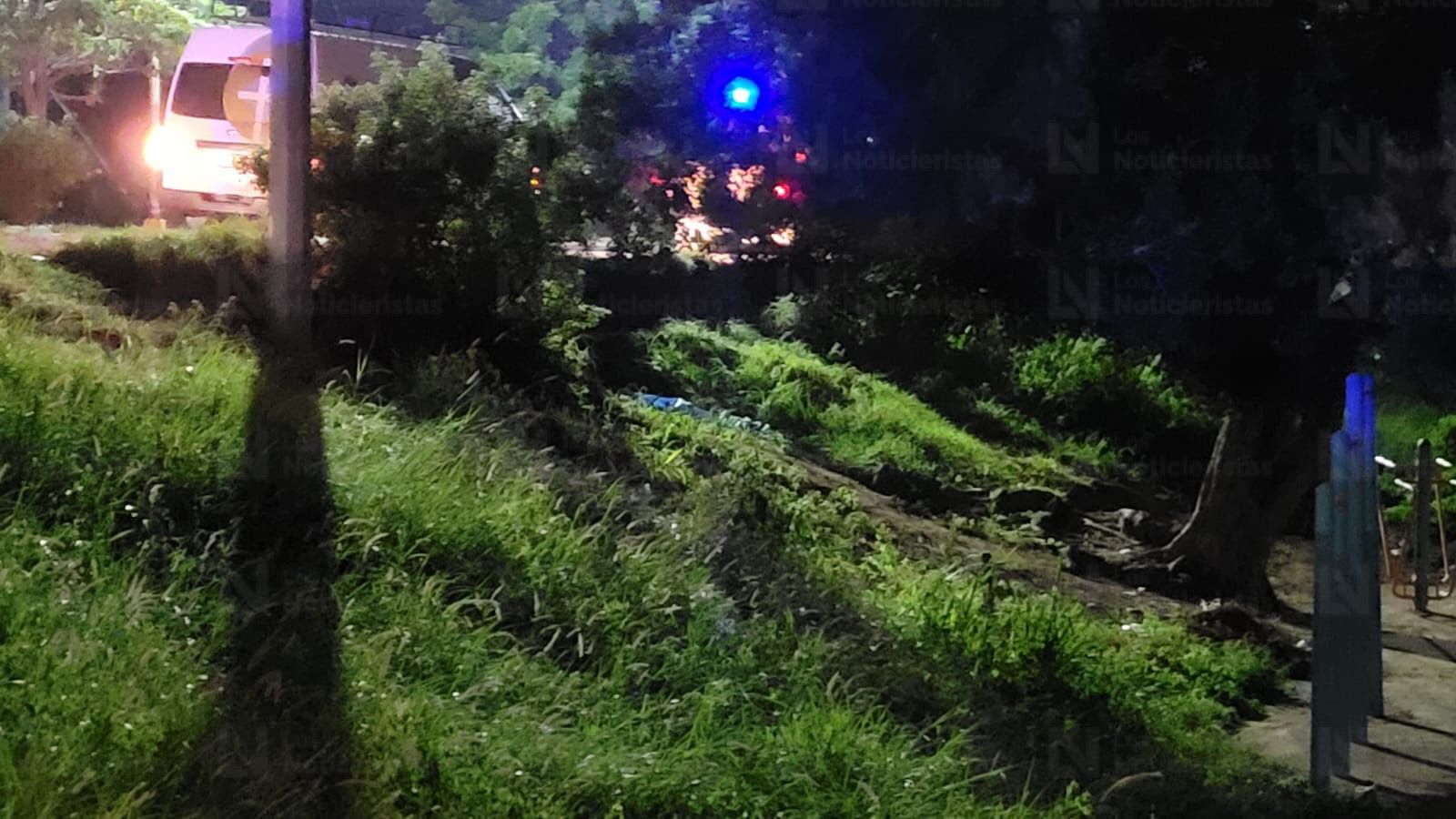 Policías resguardan el lugar donde un joven fue asesinado en Mazatlán