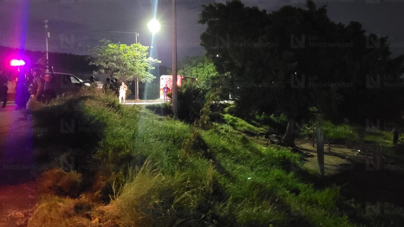 Policías resguardan el lugar donde un joven fue asesinado en Mazatlán