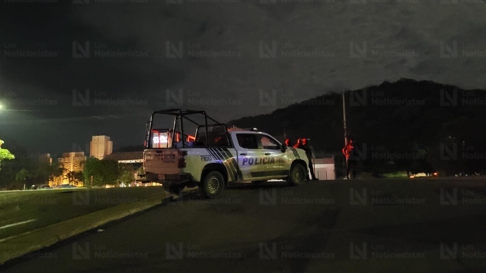 Policías resguardan el lugar donde un joven fue asesinado en Mazatlán