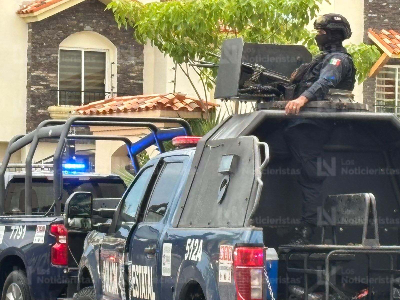 Policías estatal llegan al sitio donde uno de sus compañeros fue asesinado a balazos en Culiacán