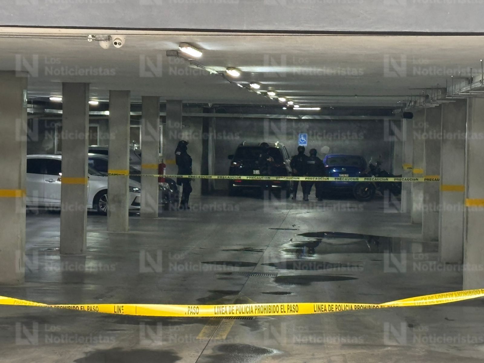 Policías estatal llegan al sitio donde uno de sus compañeros fue asesinado a balazos en Culiacán