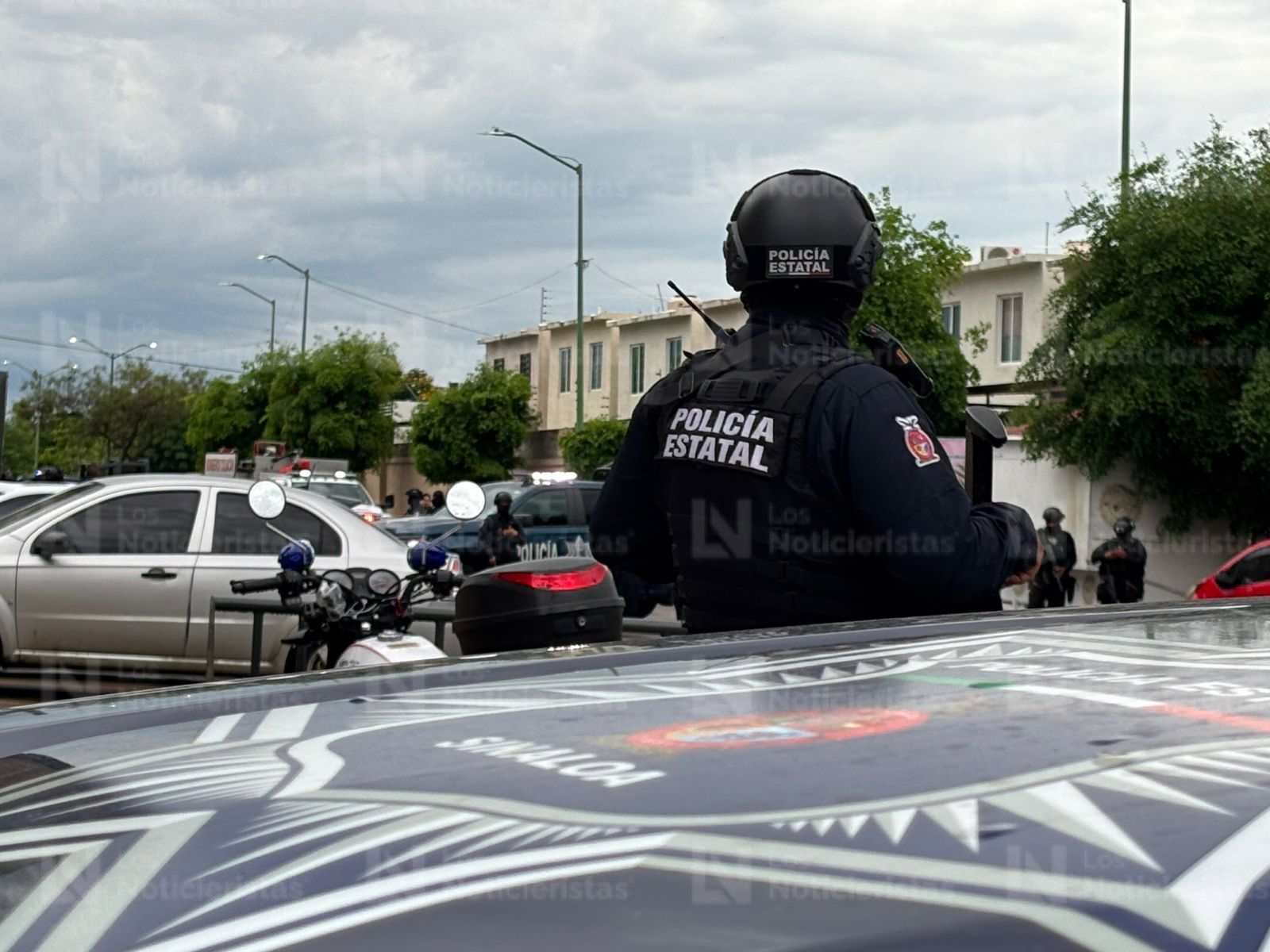 Policías estatal llegan al sitio donde uno de sus compañeros fue asesinado a balazos en Culiacán