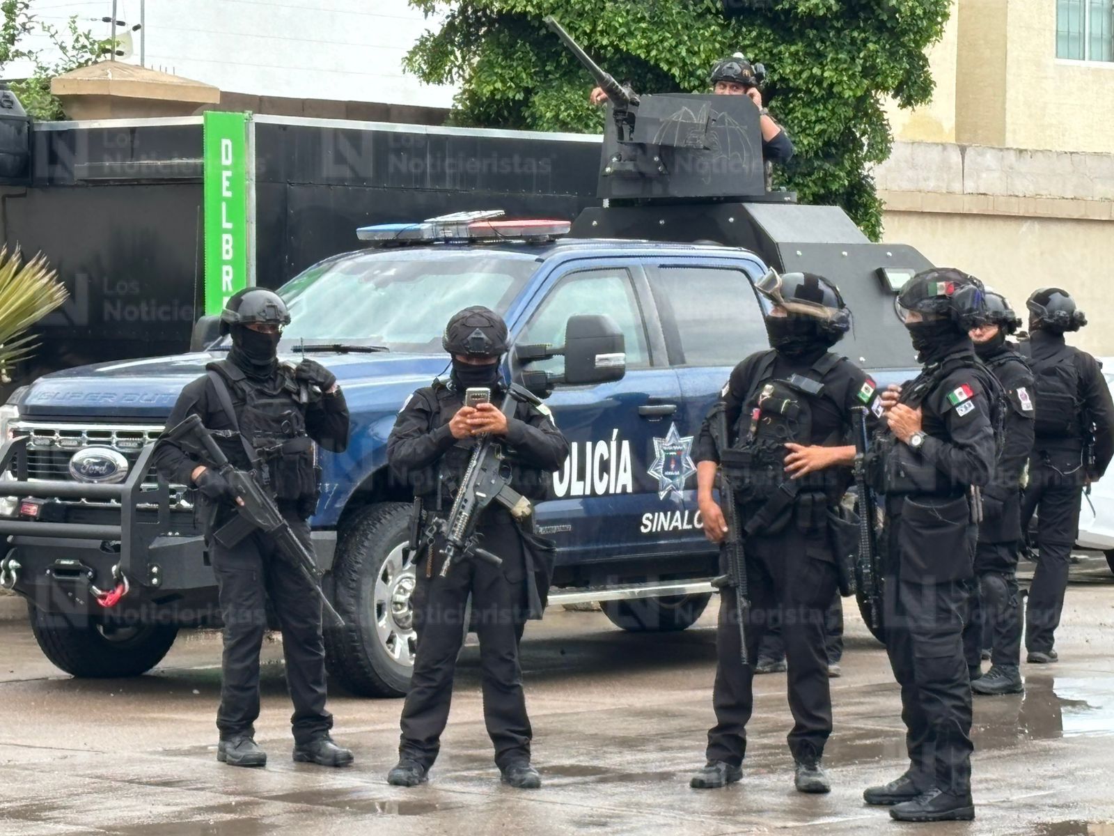 Policías estatal llegan al sitio donde uno de sus compañeros fue asesinado a balazos en Culiacán