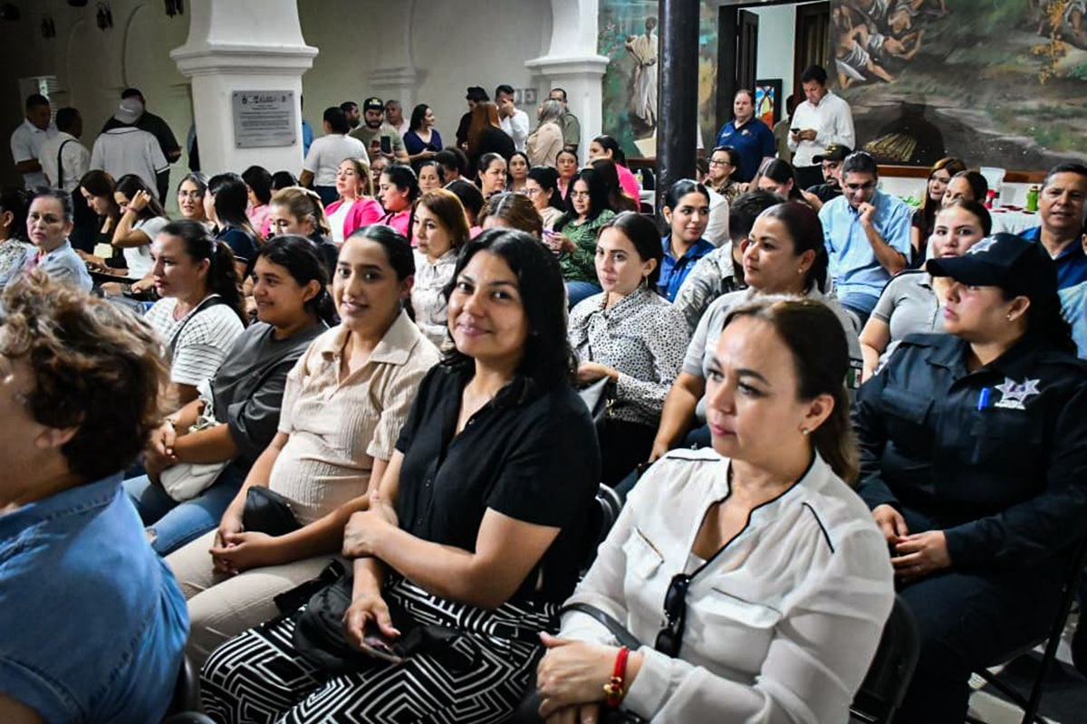 Asistentes a la entrega de premio Mujer Rural en Mocorito