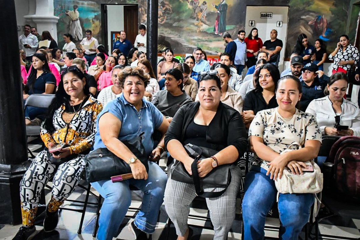 Asistentes a la entrega de premio Mujer Rural en Mocorito