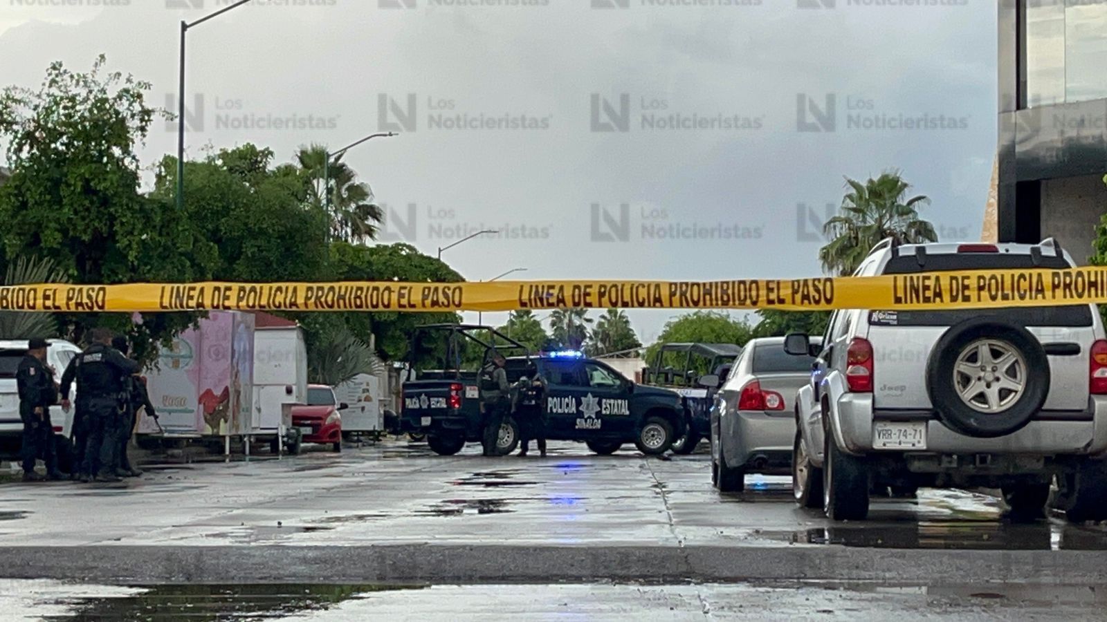 Cinta amarilla protege el lugar donde un policía estatal fue atacado a balazos en Culiacán