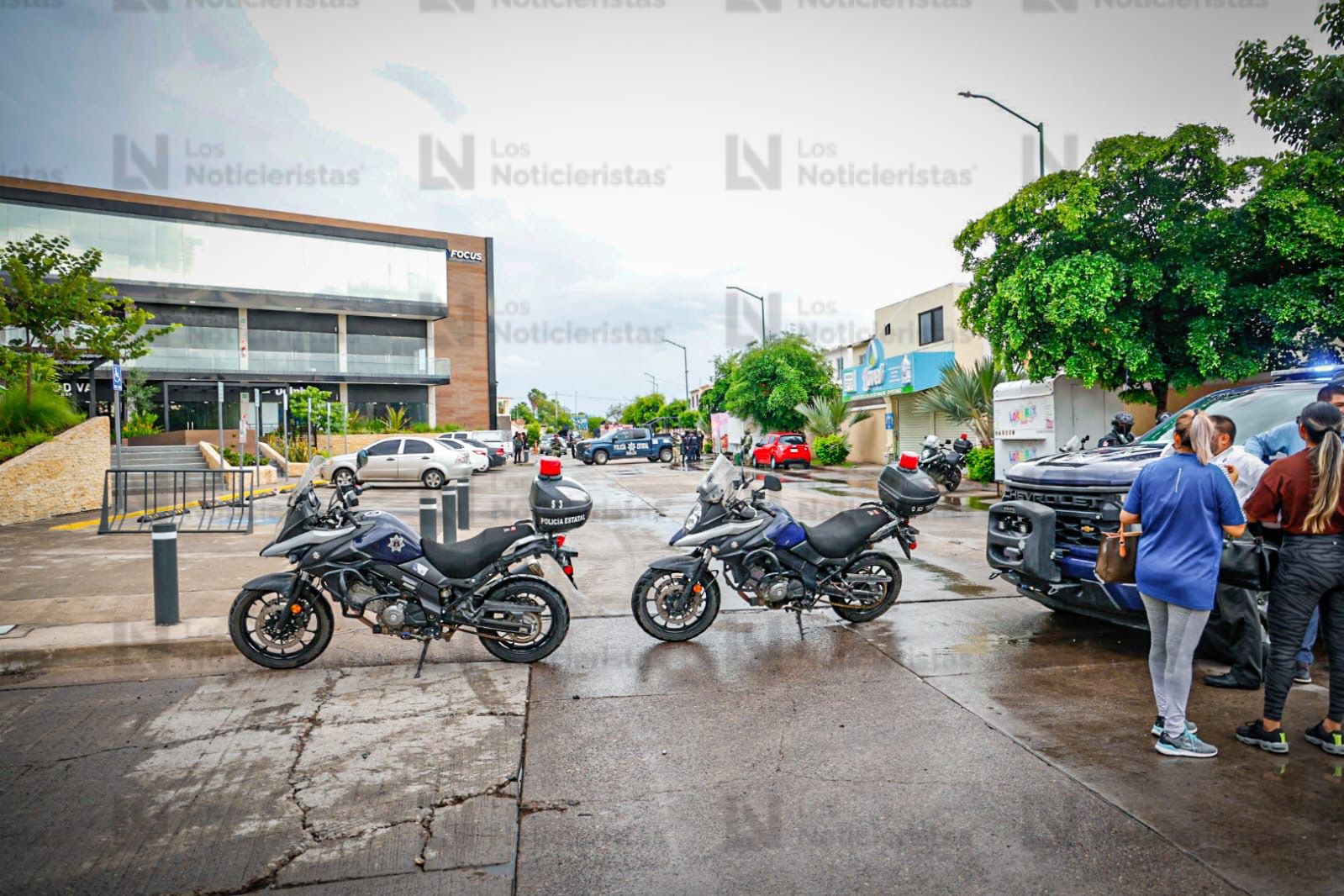 Elementos del escuadrón motorizado llegan a donde fue asesinado un compañero policía estatal en Culiacán