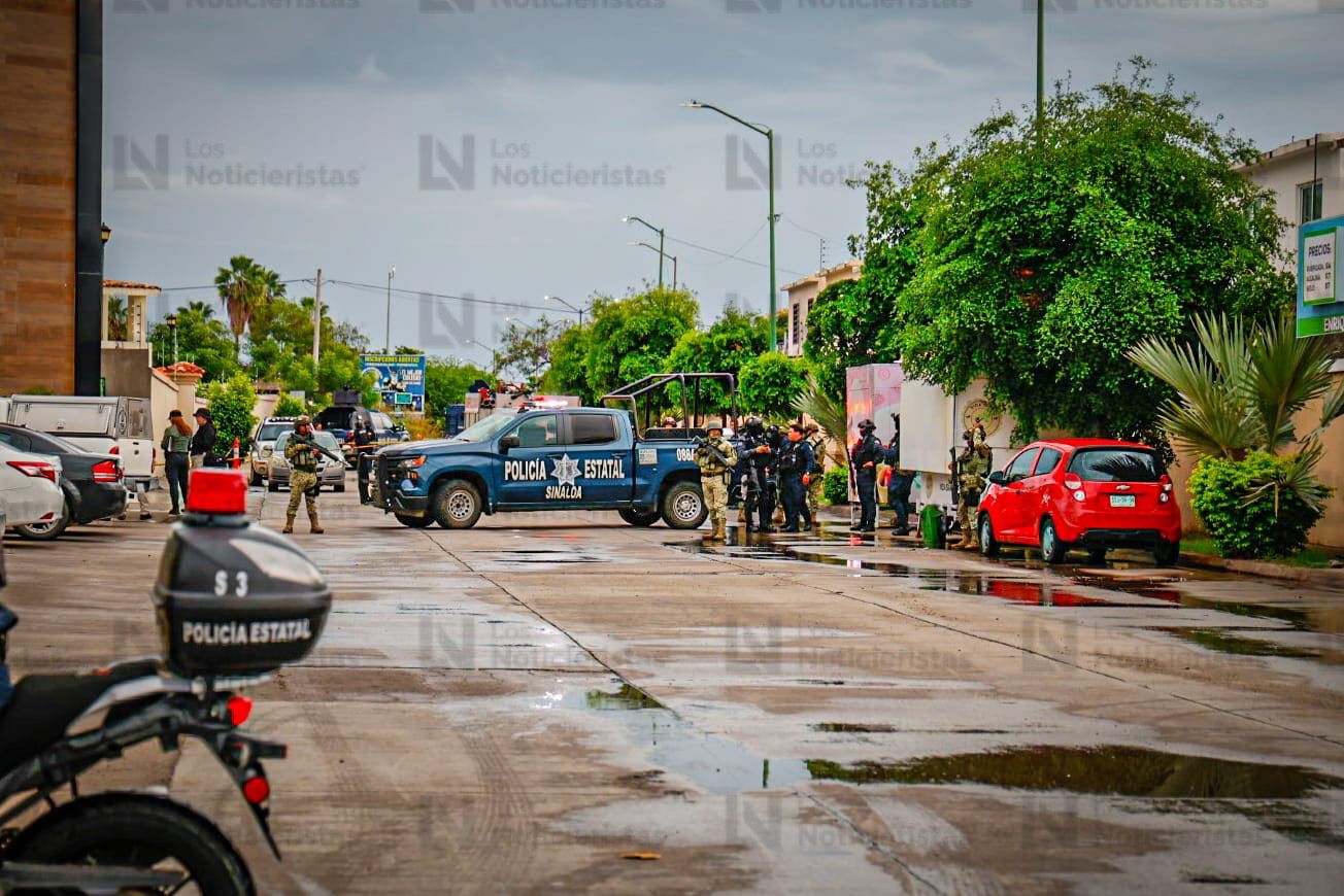 Elementos de los tres niveles de gobierno resguardan el lugar donde un policía estatal fue asesinado en Culiacán