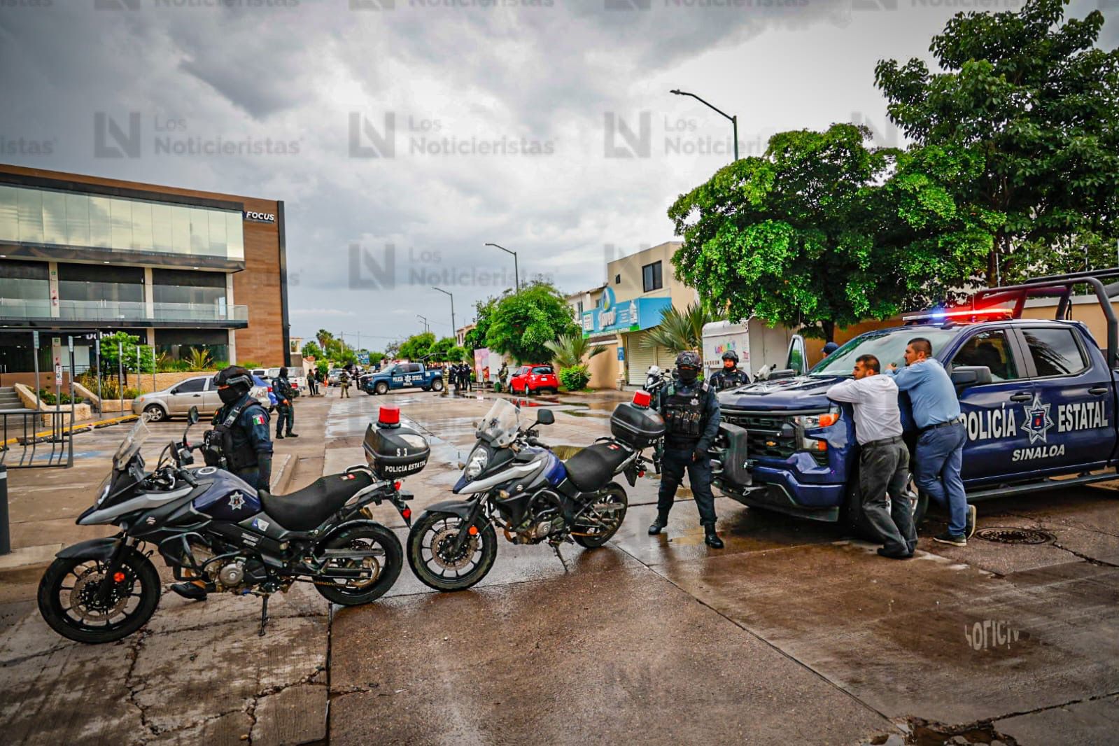 Elementos del escuadrón motorizado llegan a donde fue asesinado un compañero policía estatal en Culiacán