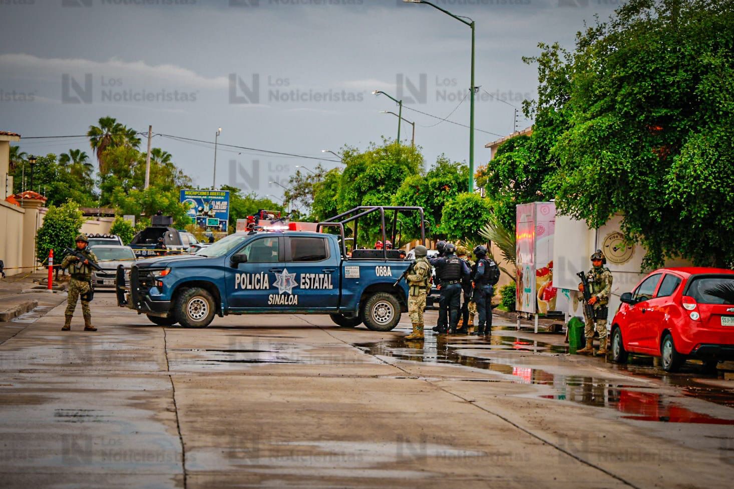 Elementos de los tres niveles de gobierno resguardan el lugar donde un policía estatal fue asesinado en Culiacán