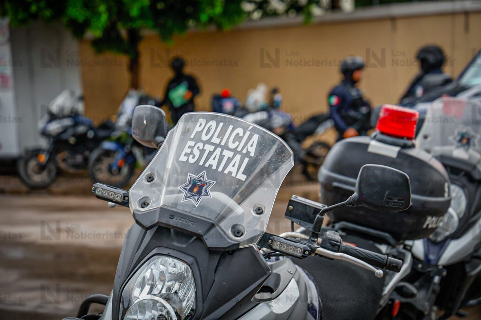 Elemento del escuadrón motorizado llegan a donde fue asesinado un compañero policía estatal en Culiacán