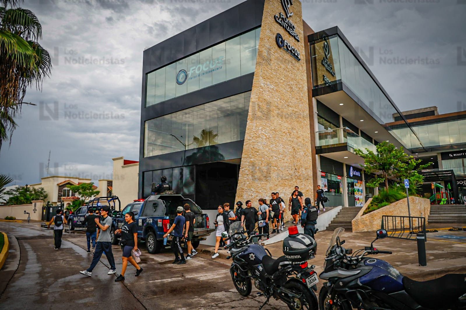 Desalojan plaza donde policía estatal fue asesinado en Culiacán