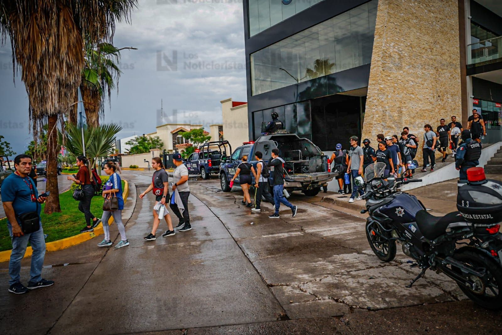 Desalojan plaza donde policía estatal fue asesinado en Culiacán