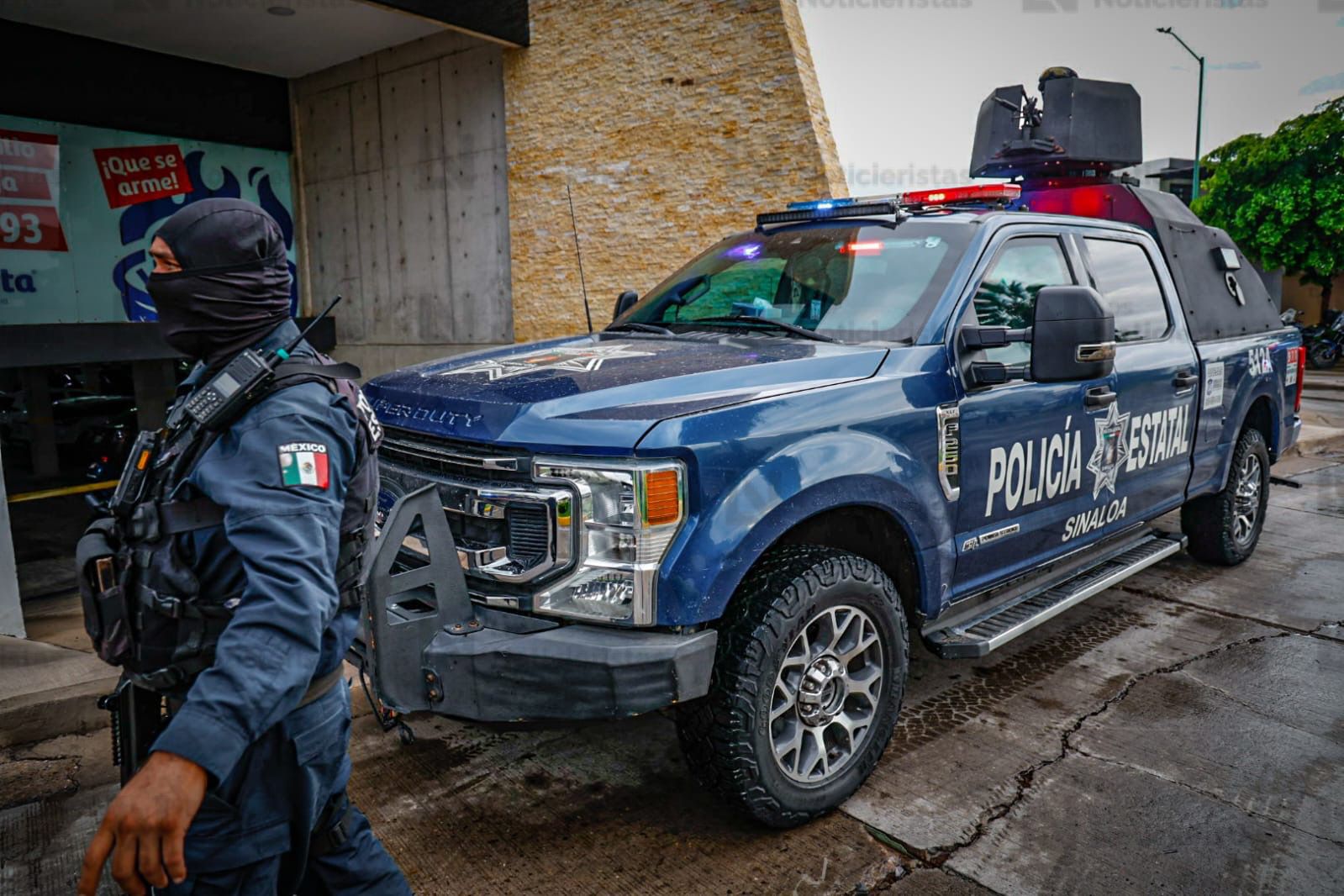 Elementos de los tres niveles de gobierno resguardan el lugar donde un policía estatal fue asesinado en Culiacán